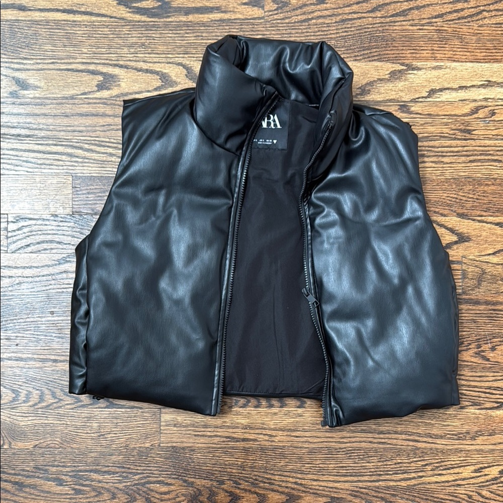 Black Quilted Vest with Insulated Warmth and Lightweight Design